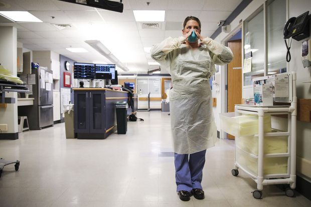 Mọi thứ trở nên hỗn loạn chưa từng thấy: Các bệnh viện Mỹ đang vỡ trận vì đại dịch virus corona - Ảnh 4.