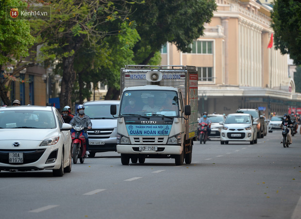 Khung cảnh khác lạ của Hà Nội thời dịch Covid-19: Những cánh cửa im phăng phắc, người dân trùm kín tập thể dục bên hồ Gươm - Ảnh 7.