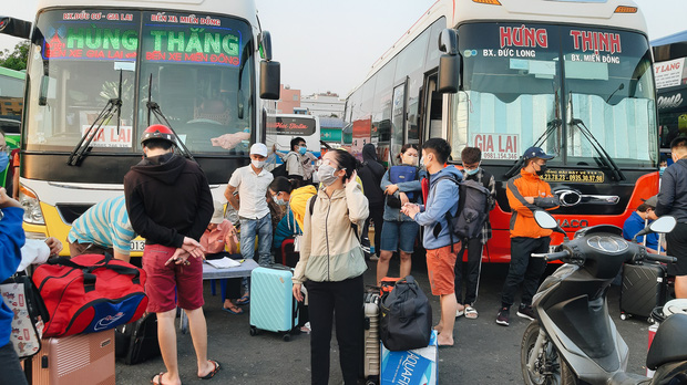 Ảnh: Người dân ùn ùn đổ ra bến xe Miền Đông, rời Sài Gòn về quê trước giờ áp dụng biện pháp hạn chế di chuyển để trách dịch - Ảnh 8.
