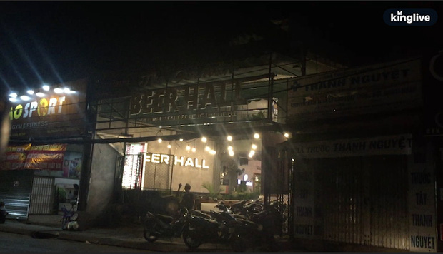 Bất chấp dịch Covid-19, nhiều hàng quán ở Sài Gòn vẫn mở cửa kinh doanh: Từ việc đóng cửa trước mở cửa bên đến việc... tắt đèn đón khách - Ảnh 3.