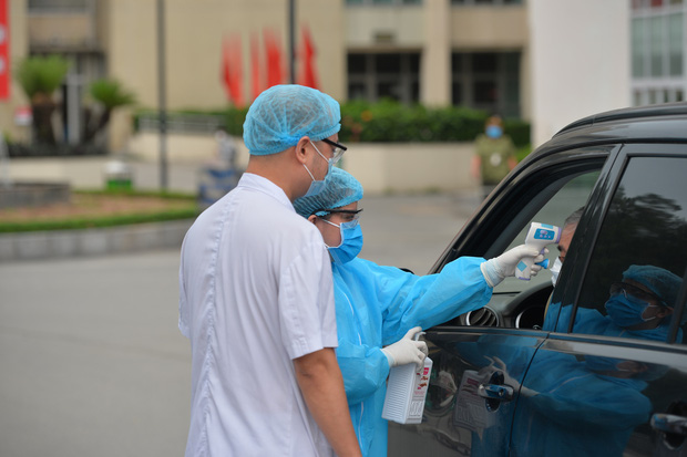 Ảnh: Bệnh viện Bạch Mai nội bất xuất, ngoại bất nhập, bác sĩ mang quần áo tới viện trực chiến chống Covid-19 - Ảnh 3. Ảnh: Bệnh viện Bạch Mai nội bất xuất, ngoại bất nhập, bác sĩ mang quần áo tới viện trực chiến chống Covid-19 - Ảnh 3.