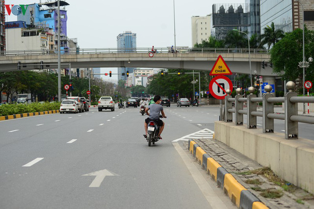  Cửa ngõ Thủ đô vắng vẻ trong ngày đầu thực hiện Chỉ thị của Thủ tướng  - Ảnh 12.