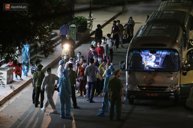 Ảnh: Đoàn xe vận chuyển 600 người nhà bệnh nhân Bạch Mai đến khu cách ly tập trung - Ảnh 3.