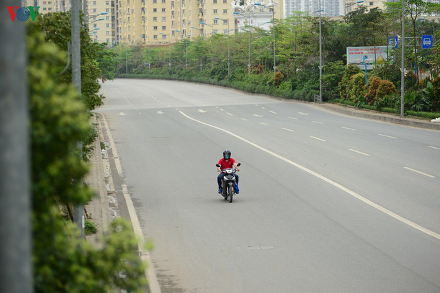  Cửa ngõ Thủ đô vắng vẻ trong ngày đầu thực hiện Chỉ thị của Thủ tướng  - Ảnh 4.