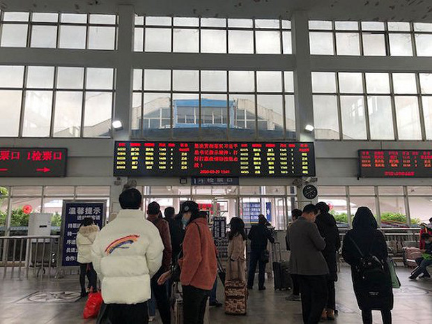 Chuyến tàu quay lại Vũ Hán sau những ngày dịch bệnh: Thông hành bằng mã QR, hành khách còn mặc cả áo mưa và kính bảo hộ  - Ảnh 2.