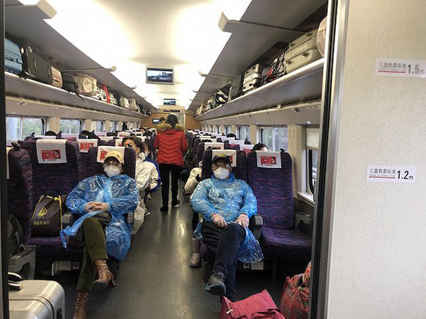 Chuyến tàu quay lại Vũ Hán sau những ngày dịch bệnh: Thông hành bằng mã QR, hành khách còn mặc cả áo mưa và kính bảo hộ  - Ảnh 5.