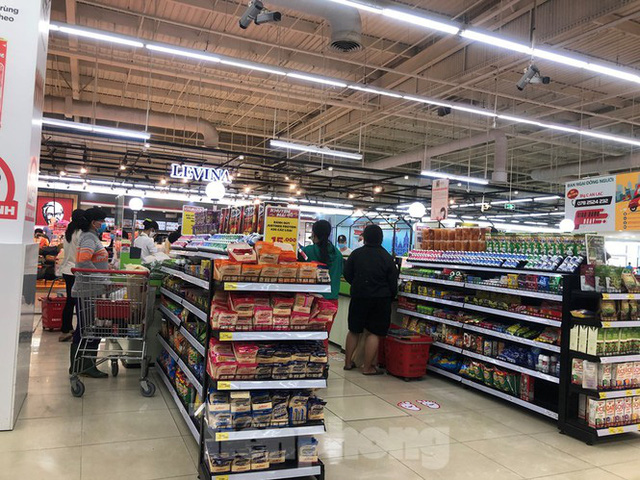  Hết thời phải xếp hàng mua khẩu trang: Siêu thị đầy nhóc tha hồ chọn  - Ảnh 6.