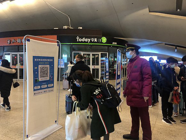Chuyến tàu quay lại Vũ Hán sau những ngày dịch bệnh: Thông hành bằng mã QR, hành khách còn mặc cả áo mưa và kính bảo hộ  - Ảnh 7.
