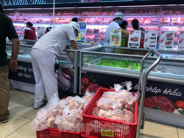  Hết thời phải xếp hàng mua khẩu trang: Siêu thị đầy nhóc tha hồ chọn  - Ảnh 9.
