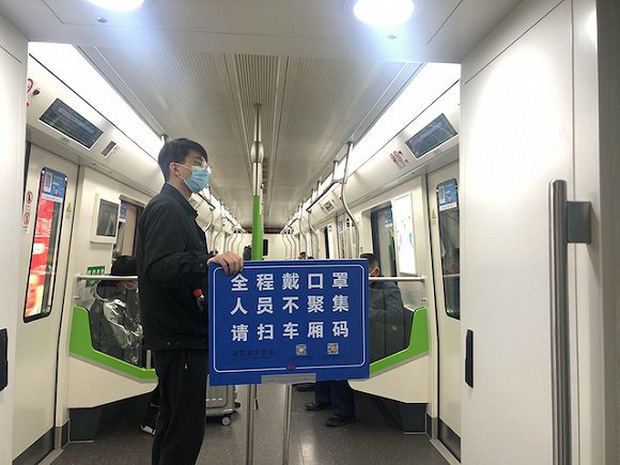Chuyến tàu quay lại Vũ Hán sau những ngày dịch bệnh: Thông hành bằng mã QR, hành khách còn mặc cả áo mưa và kính bảo hộ  - Ảnh 11.