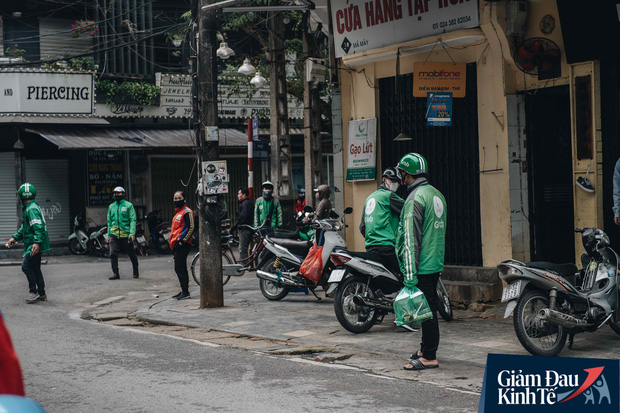 Trái với cảnh đường phố Hà Nội vắng tanh là một cuộc sống khác: ở nhiều hàng quán vẫn tấp nập cảnh shipper đi giao đồ ăn - Ảnh 5.