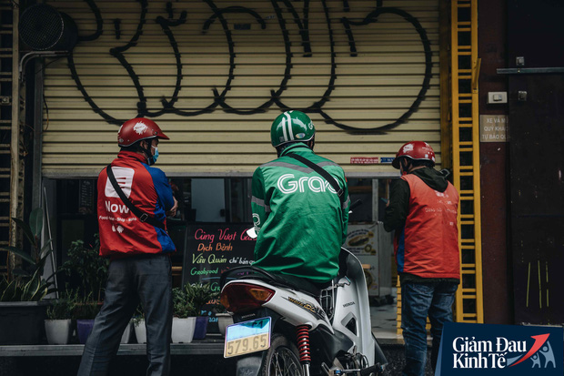Trái với cảnh đường phố Hà Nội vắng tanh là một cuộc sống khác: ở nhiều hàng quán vẫn tấp nập cảnh shipper đi giao đồ ăn - Ảnh 8.