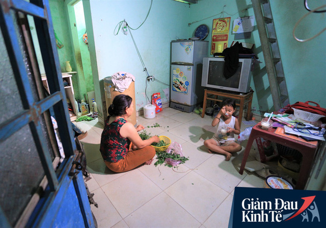  Nhiều chủ nhà trọ ở Đà Nẵng giảm tiền, phát mì tôm miễn phí: Người thuê trọ bật khóc vì xúc động  - Ảnh 4.