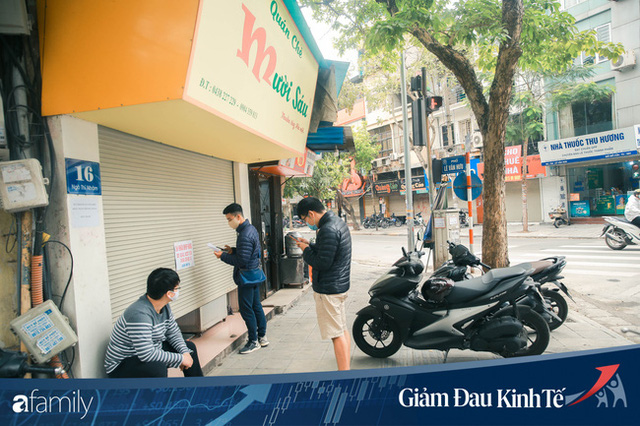 Những hàng ăn nổi tiếng Hà Nội gọi hàng qua khe cửa, chăng dây tạo vùng an toàn, bất cứ ai đặt hàng phải đeo khẩu trang đúng chuẩn - Ảnh 1. Những hàng ăn nổi tiếng Hà Nội gọi hàng qua khe cửa, chăng dây tạo vùng an toàn, bất cứ ai đặt hàng phải đeo khẩu trang đúng chuẩn - Ảnh 1.