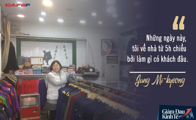  Tầng lớp lao động Hàn Quốc chật vật kiếm sống giữa thời Covid-19: Tiểu thương lay lắt cả buổi không có khách, công nhân thất nghiệp phải xin từng bữa ăn  - Ảnh 1.