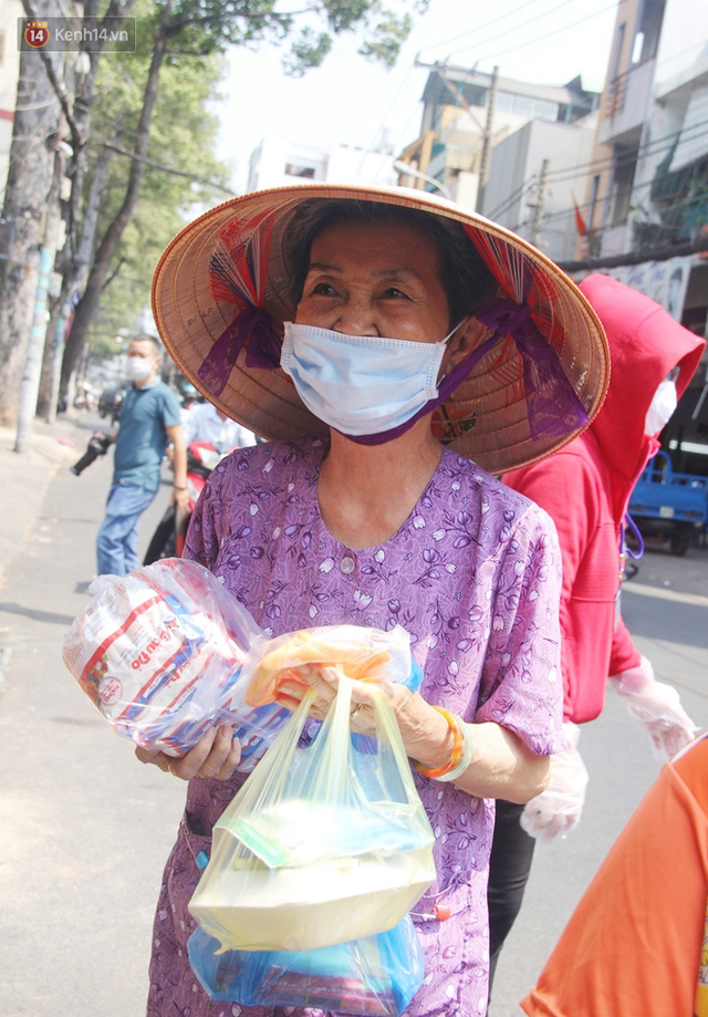  Những người nghèo không cô đơn trong ngày đầu cách ly toàn xã hội: Nơi phát cơm miễn phí, chỗ tặng quà giúp đỡ bà con  - Ảnh 2.