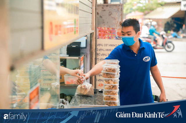  Những hàng ăn nổi tiếng Hà Nội gọi hàng qua khe cửa, chăng dây tạo vùng an toàn, bất cứ ai đặt hàng phải đeo khẩu trang đúng chuẩn  - Ảnh 12.