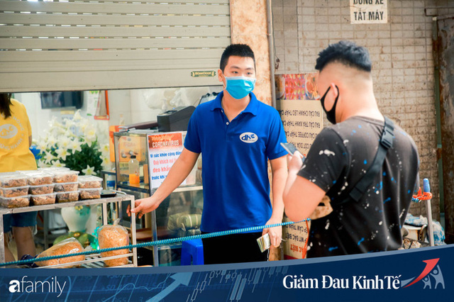 Những hàng ăn nổi tiếng Hà Nội gọi hàng qua khe cửa, chăng dây tạo vùng an toàn, bất cứ ai đặt hàng phải đeo khẩu trang đúng chuẩn - Ảnh 13. Những hàng ăn nổi tiếng Hà Nội gọi hàng qua khe cửa, chăng dây tạo vùng an toàn, bất cứ ai đặt hàng phải đeo khẩu trang đúng chuẩn - Ảnh 13.