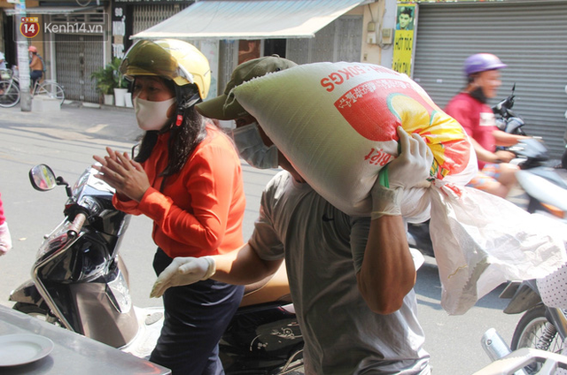  Những người nghèo không cô đơn trong ngày đầu cách ly toàn xã hội: Nơi phát cơm miễn phí, chỗ tặng quà giúp đỡ bà con  - Ảnh 13.