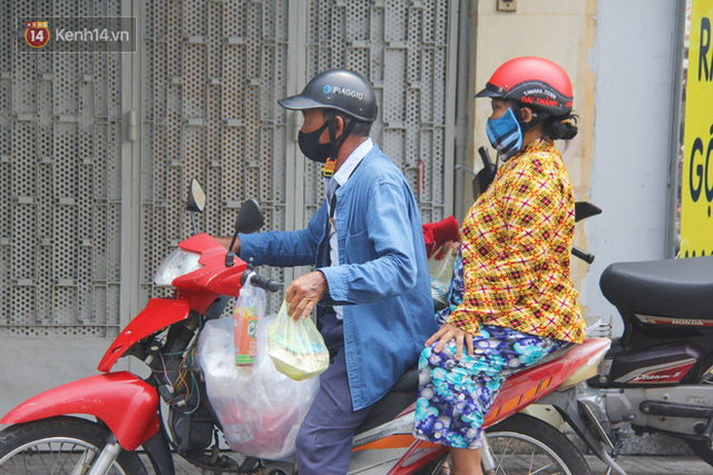  Những người nghèo không cô đơn trong ngày đầu cách ly toàn xã hội: Nơi phát cơm miễn phí, chỗ tặng quà giúp đỡ bà con  - Ảnh 14.