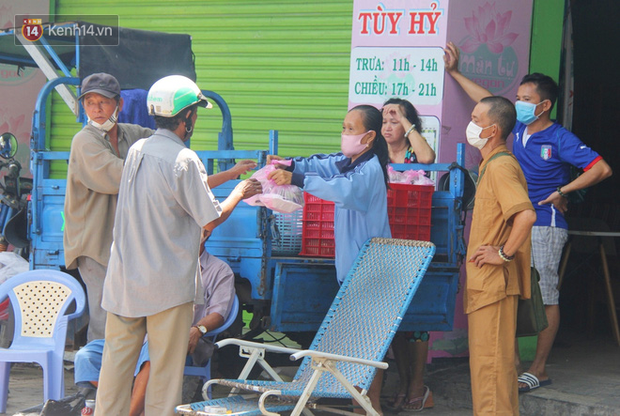  Những người nghèo không cô đơn trong ngày đầu cách ly toàn xã hội: Nơi phát cơm miễn phí, chỗ tặng quà giúp đỡ bà con  - Ảnh 15.