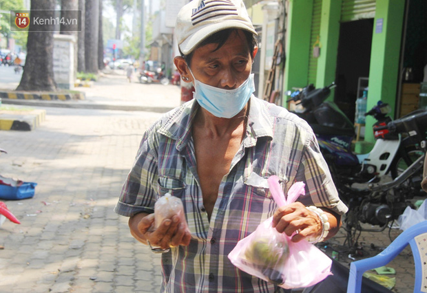  Những người nghèo không cô đơn trong ngày đầu cách ly toàn xã hội: Nơi phát cơm miễn phí, chỗ tặng quà giúp đỡ bà con  - Ảnh 16.