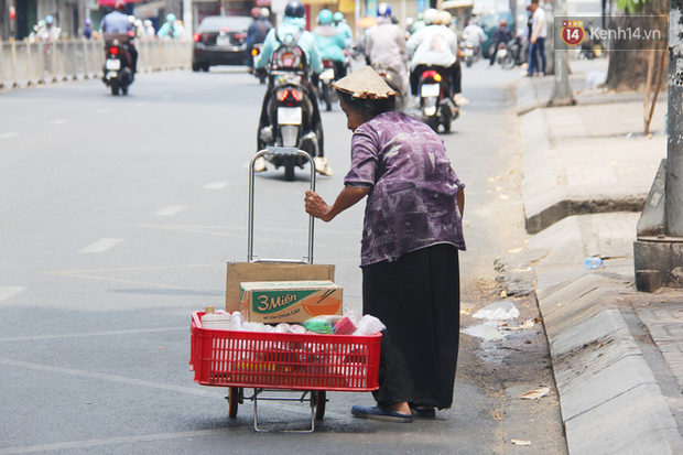  Những người nghèo không cô đơn trong ngày đầu cách ly toàn xã hội: Nơi phát cơm miễn phí, chỗ tặng quà giúp đỡ bà con  - Ảnh 17.