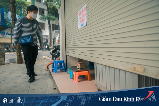 Những hàng ăn nổi tiếng Hà Nội gọi hàng qua khe cửa, chăng dây tạo vùng an toàn, bất cứ ai đặt hàng phải đeo khẩu trang đúng chuẩn - Ảnh 3. Những hàng ăn nổi tiếng Hà Nội gọi hàng qua khe cửa, chăng dây tạo vùng an toàn, bất cứ ai đặt hàng phải đeo khẩu trang đúng chuẩn - Ảnh 3.