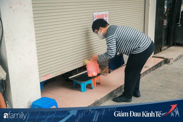Những hàng ăn nổi tiếng Hà Nội gọi hàng qua khe cửa, chăng dây tạo vùng an toàn, bất cứ ai đặt hàng phải đeo khẩu trang đúng chuẩn - Ảnh 4. Những hàng ăn nổi tiếng Hà Nội gọi hàng qua khe cửa, chăng dây tạo vùng an toàn, bất cứ ai đặt hàng phải đeo khẩu trang đúng chuẩn - Ảnh 4.