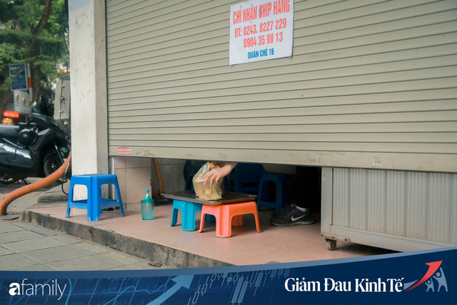  Những hàng ăn nổi tiếng Hà Nội gọi hàng qua khe cửa, chăng dây tạo vùng an toàn, bất cứ ai đặt hàng phải đeo khẩu trang đúng chuẩn  - Ảnh 5.