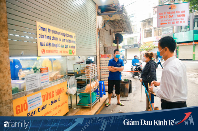  Những hàng ăn nổi tiếng Hà Nội gọi hàng qua khe cửa, chăng dây tạo vùng an toàn, bất cứ ai đặt hàng phải đeo khẩu trang đúng chuẩn  - Ảnh 7.