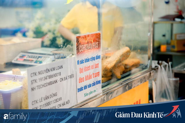  Những hàng ăn nổi tiếng Hà Nội gọi hàng qua khe cửa, chăng dây tạo vùng an toàn, bất cứ ai đặt hàng phải đeo khẩu trang đúng chuẩn  - Ảnh 8.