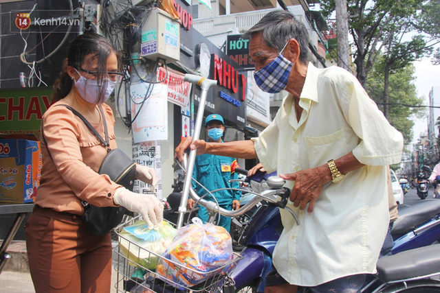  Những người nghèo không cô đơn trong ngày đầu cách ly toàn xã hội: Nơi phát cơm miễn phí, chỗ tặng quà giúp đỡ bà con  - Ảnh 8.