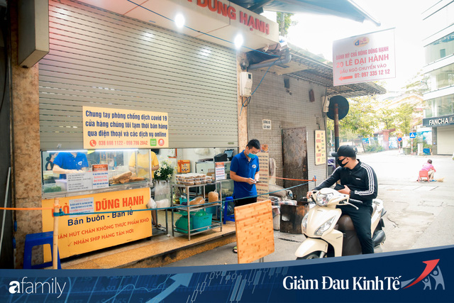  Những hàng ăn nổi tiếng Hà Nội gọi hàng qua khe cửa, chăng dây tạo vùng an toàn, bất cứ ai đặt hàng phải đeo khẩu trang đúng chuẩn  - Ảnh 9.