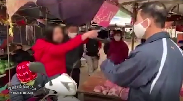 Clip: Đi chợ không đeo khẩu trang bị nhắc nhở, người phụ nữ lớn tiếng chửi cả chợ - Ảnh 2. Clip: Đi chợ không đeo khẩu trang bị nhắc nhở, người phụ nữ lớn tiếng chửi cả chợ - Ảnh 2.