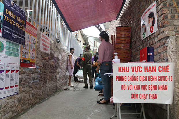 Những chuyến xe quân đội đưa đón bệnh nhân chạy thận trong cuộc chiến với dịch COVID-19 - Ảnh 1. Những chuyến xe quân đội đưa đón bệnh nhân chạy thận trong cuộc chiến với dịch COVID-19 - Ảnh 1.