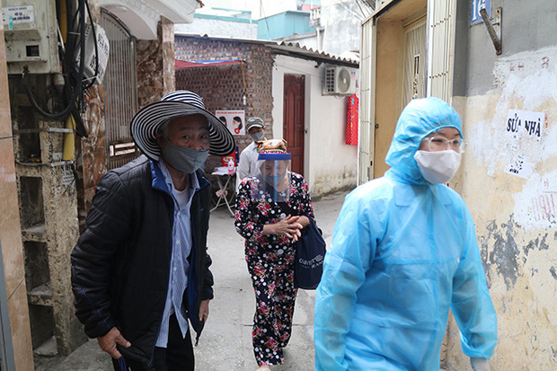 Những chuyến xe quân đội đưa đón bệnh nhân chạy thận trong cuộc chiến với dịch COVID-19 - Ảnh 2. Những chuyến xe quân đội đưa đón bệnh nhân chạy thận trong cuộc chiến với dịch COVID-19 - Ảnh 2.