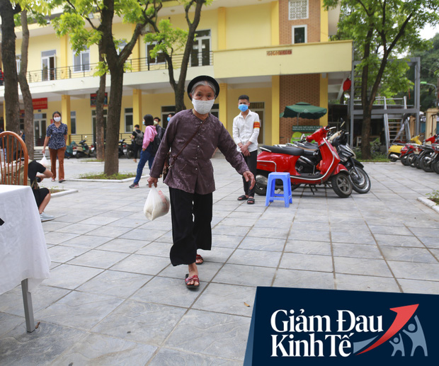 Ảnh: Hà Nội có cây ATM nhả ra gạo miễn phí đầu tiên, người dân vui mừng xếp hàng dài chờ nhận - Ảnh 20.