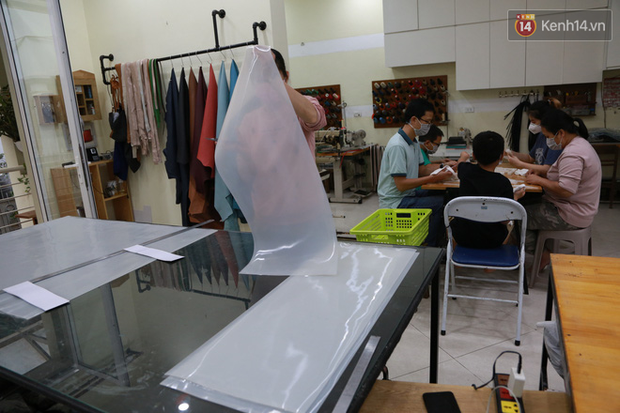 Người Hà Nội chế tạo đai đeo khẩu trang giảm đau tặng các y bác sĩ tuyến đầu chống dịch: Nếu đạt chất lượng thì chúng tôi sẽ làm ra nhiều hơn nữa - Ảnh 3. Người Hà Nội chế tạo đai đeo khẩu trang giảm đau tặng các y bác sĩ tuyến đầu chống dịch: Nếu đạt chất lượng thì chúng tôi sẽ làm ra nhiều hơn nữa - Ảnh 3.