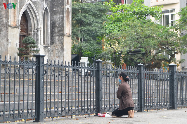 Ảnh: Nhà thờ ở Hà Nội vắng lặng dịp Lễ Phục sinh, tổ chức trực tuyến tránh Covid-19 - Ảnh 3.