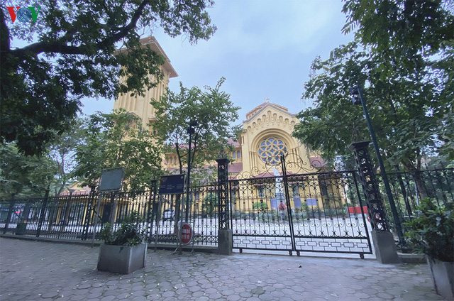 Ảnh: Nhà thờ ở Hà Nội vắng lặng dịp Lễ Phục sinh, tổ chức trực tuyến tránh Covid-19 - Ảnh 4.