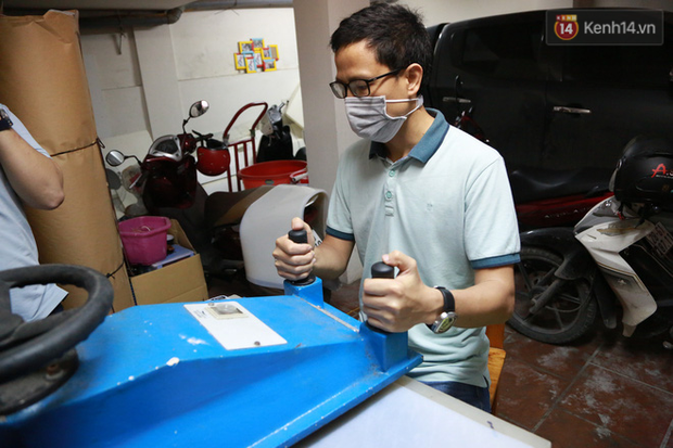Người Hà Nội chế tạo đai đeo khẩu trang giảm đau tặng các y bác sĩ tuyến đầu chống dịch: Nếu đạt chất lượng thì chúng tôi sẽ làm ra nhiều hơn nữa - Ảnh 5. Người Hà Nội chế tạo đai đeo khẩu trang giảm đau tặng các y bác sĩ tuyến đầu chống dịch: Nếu đạt chất lượng thì chúng tôi sẽ làm ra nhiều hơn nữa - Ảnh 5.