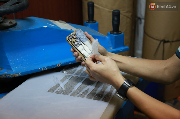 Người Hà Nội chế tạo đai đeo khẩu trang giảm đau tặng các y bác sĩ tuyến đầu chống dịch: Nếu đạt chất lượng thì chúng tôi sẽ làm ra nhiều hơn nữa - Ảnh 7. Người Hà Nội chế tạo đai đeo khẩu trang giảm đau tặng các y bác sĩ tuyến đầu chống dịch: Nếu đạt chất lượng thì chúng tôi sẽ làm ra nhiều hơn nữa - Ảnh 7.