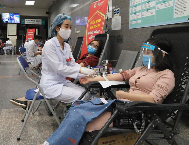 Lượng máu ở các cơ sở giảm 60%, khẩn cấp kêu gọi người dân hiến máu - Ảnh 1.