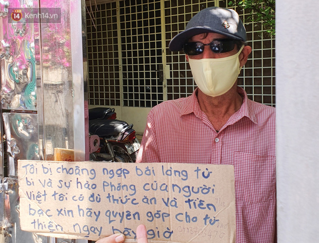 Gặp thầy giáo Tây thất nghiệp, cầm bảng xin giúp tiền để mua thức ăn: Tôi choáng ngợp bởi lòng từ bi và sự hào phóng của người Việt - Ảnh 6.