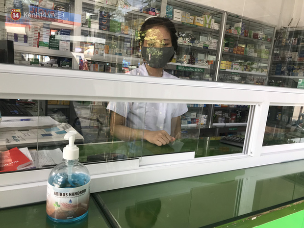 Hà Nội: Hiệu thuốc bắt đầu thực hiện yêu cầu người mua thuốc cảm cúm, ho, sốt phải khai báo y tế để phòng chống dịch COVID-19 - Ảnh 7.