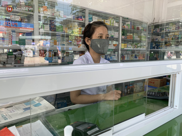 Hà Nội: Hiệu thuốc bắt đầu thực hiện yêu cầu người mua thuốc cảm cúm, ho, sốt phải khai báo y tế để phòng chống dịch COVID-19 - Ảnh 8.