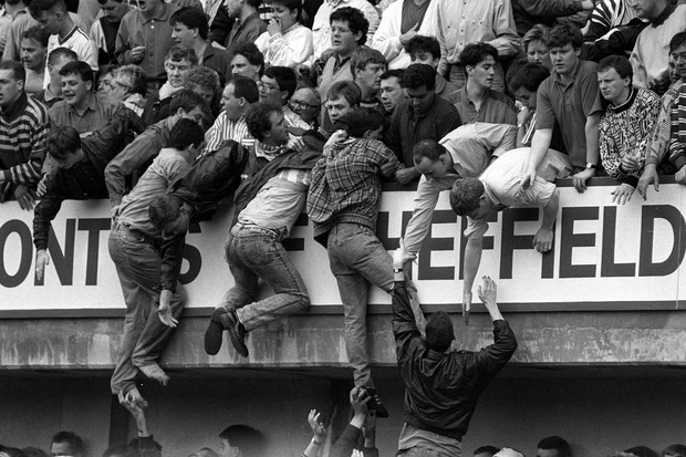 Người đàn ông tuyệt vọng trong bức ảnh nổi tiếng thảm họa Hillsborough đã qua đời vì nhiễm Covid-19 - Ảnh 2. Người đàn ông tuyệt vọng trong bức ảnh nổi tiếng thảm họa Hillsborough đã qua đời vì nhiễm Covid-19 - Ảnh 2.