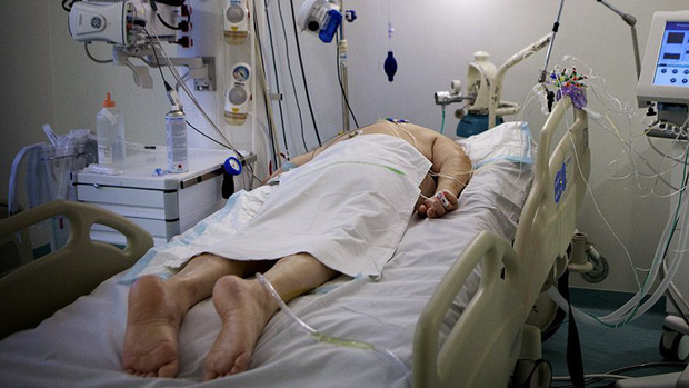  Hình ảnh thường thấy trong các bệnh viện điều trị Covid-19: Tại sao nhiều bệnh nhân phải nằm sấp khi điều trị?  - Ảnh 1.