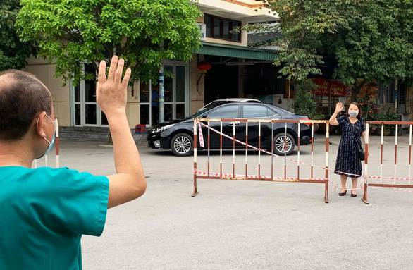 Ngủ ít, nhịn vệ sinh suốt 6 tiếng, mặt đầy vết hằn, gặp người thân qua hàng rào cách ly: Những bức ảnh chân thực nhất về y bác sĩ Việt Nam nơi tuyến đầu chống dịch Covid-19 - Ảnh 1. Ngủ ít, nhịn vệ sinh suốt 6 tiếng, mặt đầy vết hằn, gặp người thân qua hàng rào cách ly: Những bức ảnh chân thực nhất về y bác sĩ Việt Nam nơi tuyến đầu chống dịch Covid-19 - Ảnh 1.